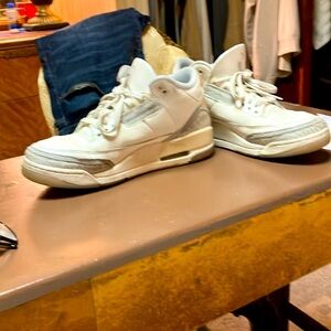 Hi, my name is Ronnie. I’m selling Jordan in good condition very clean size 9.